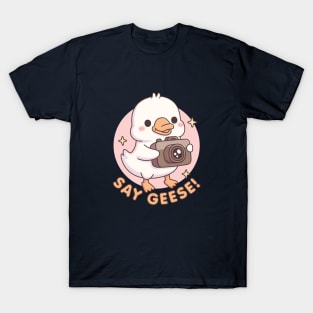 Cute Baby Goose With Camera Say Geese Funny Pun T-Shirt